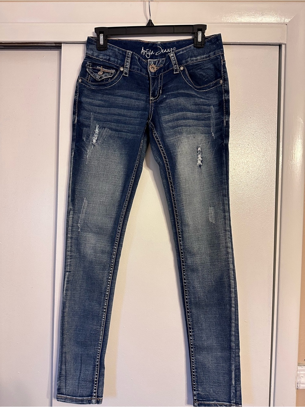 Ariya Women's Dark Blue Washed Skinny Jeans with Light Distressing